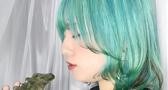 緑色の髪のアニオタ女性